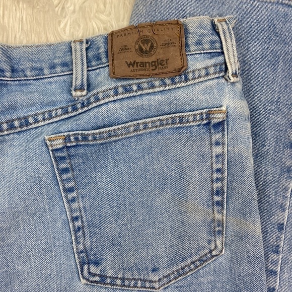 Wrangler’s Men’s Light Wash 100% Cotton Denim Jeans with Slight Distressing - Picture 3 of 9
